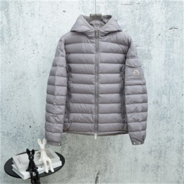 ライトキルティング アイコンワッペン フード付き MONCLER モンクレール コピー ダウンジャケット ライトアウトドア