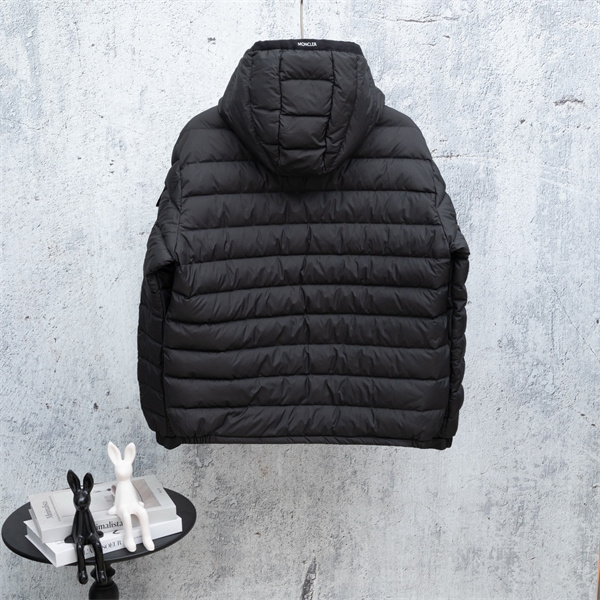 ライトキルティング アイコンワッペン フード付き MONCLER モンクレール コピー ダウンジャケット ライトアウトドア