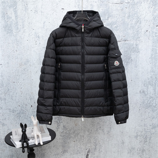 ライトキルティング アイコンワッペン フード付き MONCLER モンクレール コピー ダウンジャケット ライトアウトドア