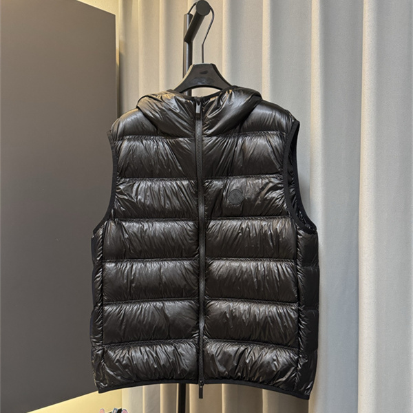 重ね着映え ブラック中綿スタイル MONCLER モンクレール コピー ダウンベスト レイヤードスタイル