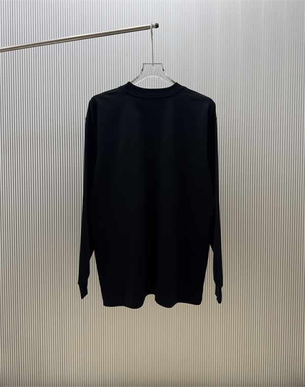 レトロムード エンブレムグラフィック PRADA プラダ コピー 長袖Tシャツ メンズカジュアル