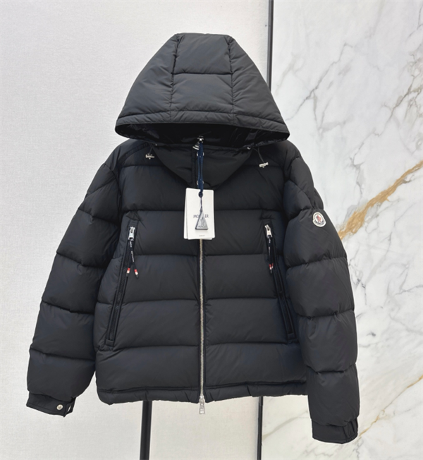 モンクレールダウンスーパーコピー★MONCLER新色 ショート丈 フード付き ダメンズおしゃれ
