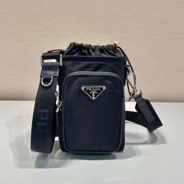 Re-Nylon 巾着式スマートフォンケース PRADA激安 プラダ フロントポケット 注目度急伸