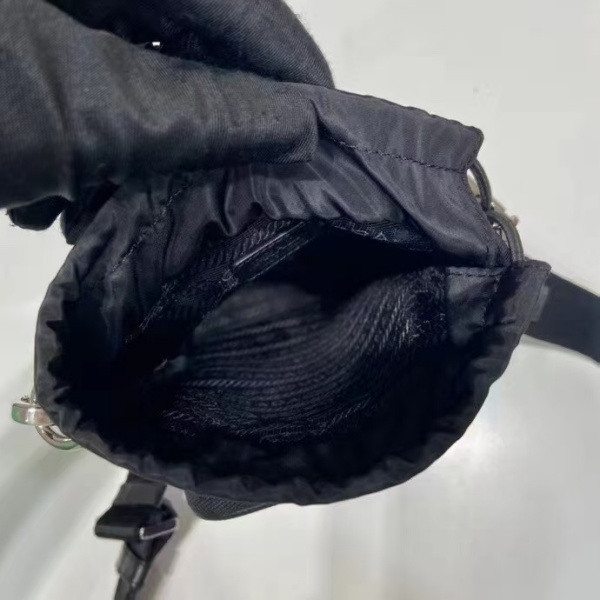 Re-Nylon 巾着式スマートフォンケース PRADA激安 プラダ フロントポケット 注目度急伸