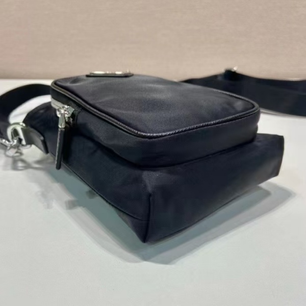 Re-Nylon 巾着式スマートフォンケース PRADA激安 プラダ フロントポケット 注目度急伸