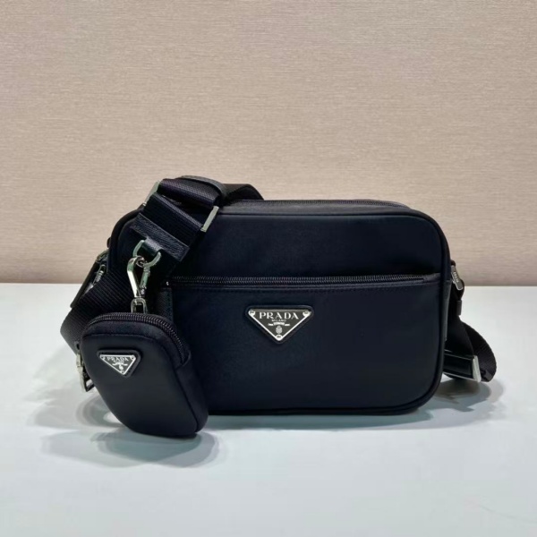ポーチ付きミニバッグ プラダ PRADA激安 トライアングルプレート 話題沸騰