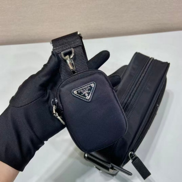 ポーチ付きミニバッグ プラダ PRADA激安 トライアングルプレート 話題沸騰