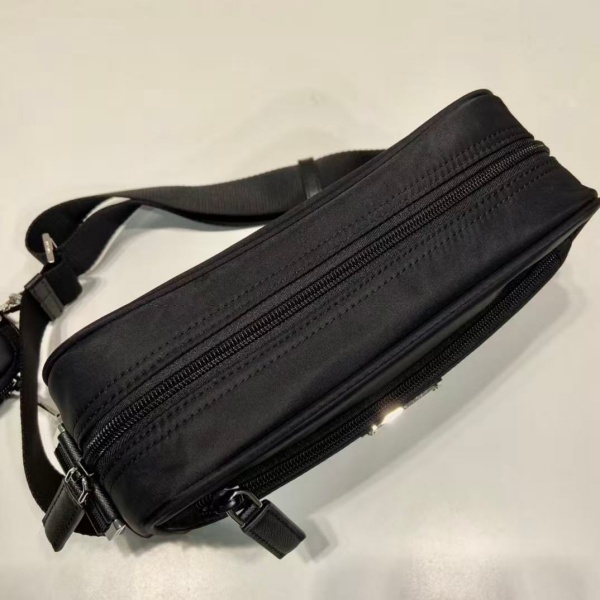 ポーチ付きミニバッグ プラダ PRADA激安 トライアングルプレート 話題沸騰