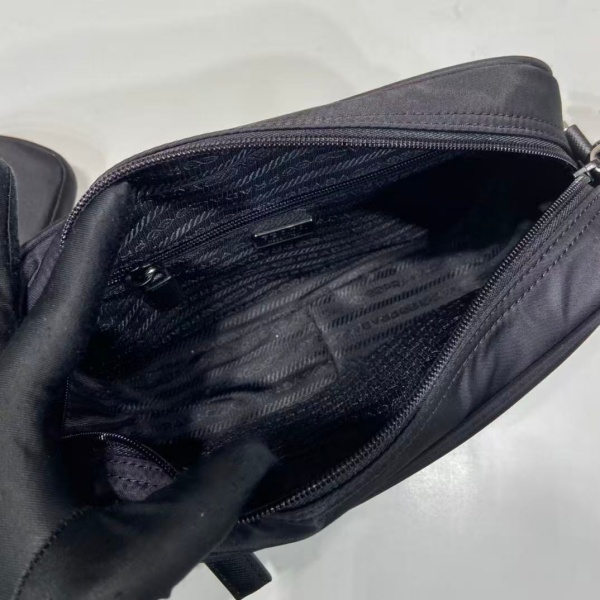 ポーチ付きミニバッグ プラダ PRADA激安 トライアングルプレート 話題沸騰