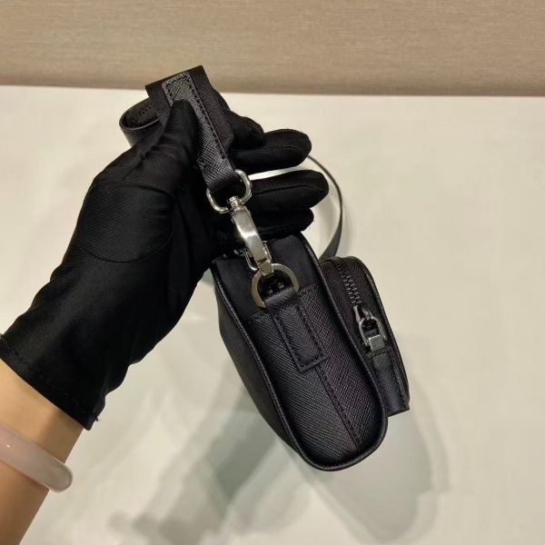 ポーチ付きミニバッグ プラダ PRADA激安 トライアングルプレート 話題沸騰