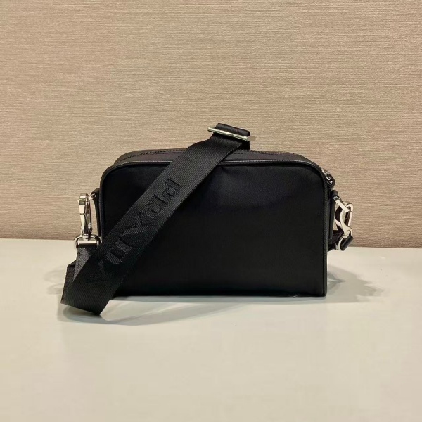 ポーチ付きミニバッグ プラダ PRADA激安 トライアングルプレート 話題沸騰