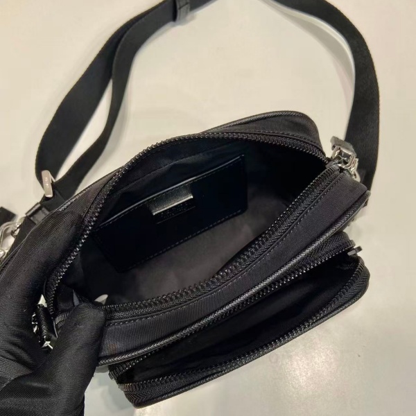 ポーチ付きミニバッグ プラダ PRADA激安 トライアングルプレート 話題沸騰