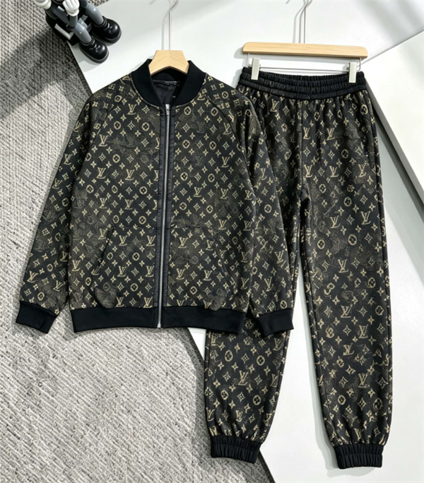 秋冬☆☆ルイヴィトンセットアップコピー LOUIS VUITTON ジップ上下セット  ふんわり柔らか 型崩れしにくい