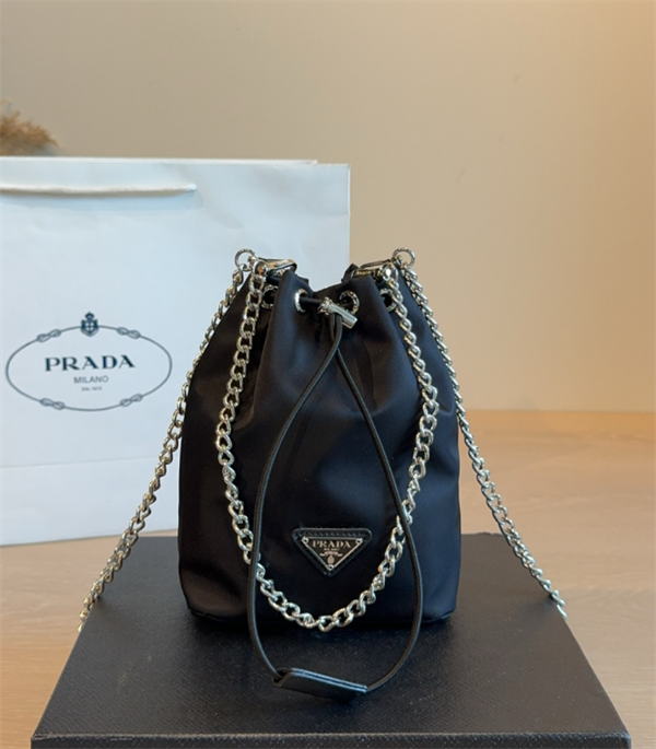 2026新作 個性派 PRADA プラダショルダーバッグコピー レディース手持ち&ショルダー掛けブランド激安通販 専門店