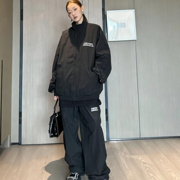 白テーププリント ナイロンセットアップ BALENCIAGA 小高めスタンドカラー バレンシアガ ワイドパンツ ストリート