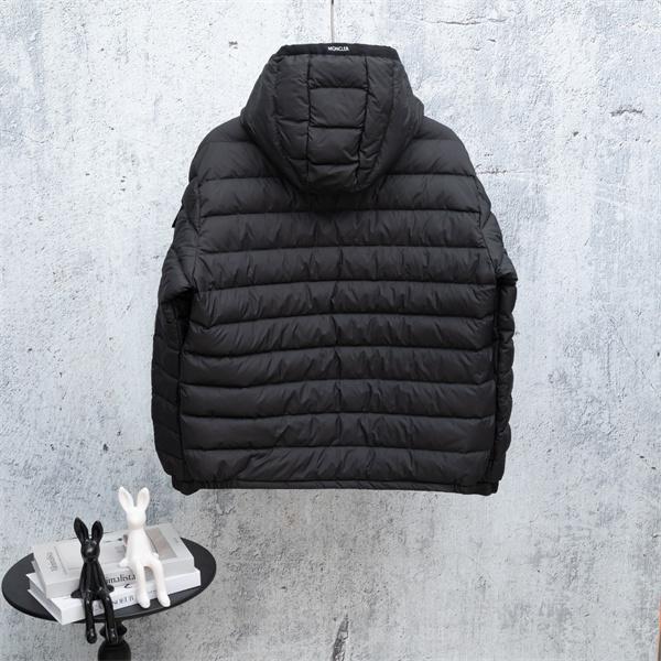 ライトキルティング アイコンワッペン フード付き MONCLER モンクレール コピー ダウンジャケット ライトアウトドア