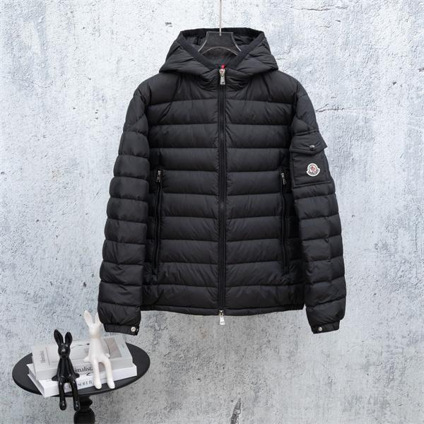 ライトキルティング アイコンワッペン フード付き MONCLER モンクレール コピー ダウンジャケット ライトアウトドア