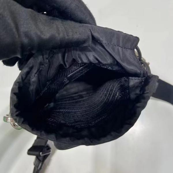 Re-Nylon 巾着式スマートフォンケース PRADA激安 プラダ フロントポケット 注目度急伸