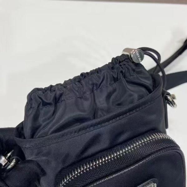 Re-Nylon 巾着式スマートフォンケース PRADA激安 プラダ フロントポケット 注目度急伸