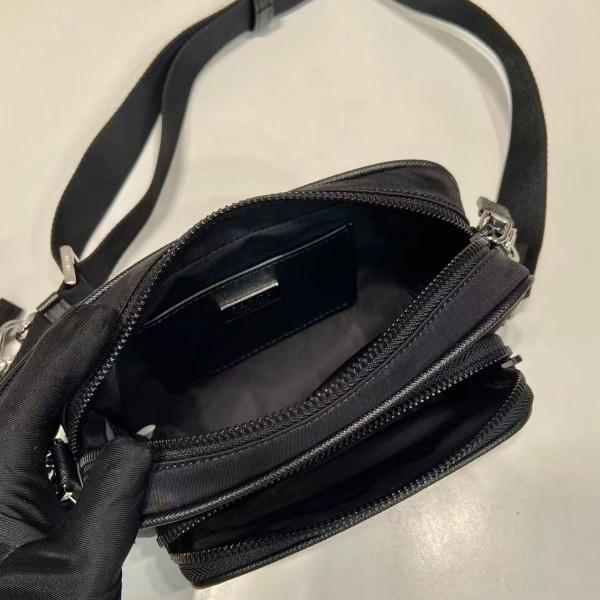 ポーチ付きミニバッグ プラダ PRADA激安 トライアングルプレート 話題沸騰