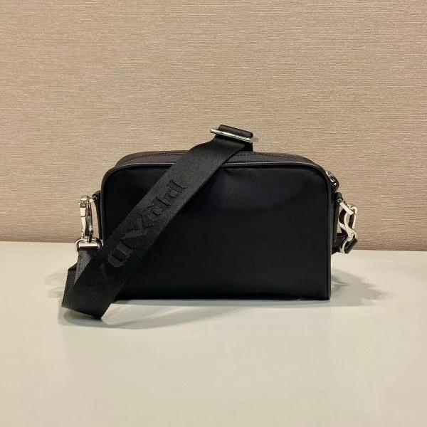 ポーチ付きミニバッグ プラダ PRADA激安 トライアングルプレート 話題沸騰