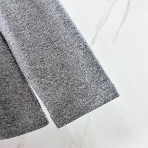 HERMÈS コピー エルメス 2026秋冬 バタフライ刺繍 モックネック 長袖Tシャツ コットンブレンド ユニセックス