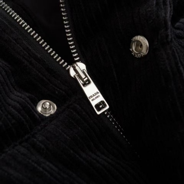 PRADA プラダ コピー コーデュロイ ダウンベスト スタンドカラー トライアングルロゴ ブラック ユニセックス