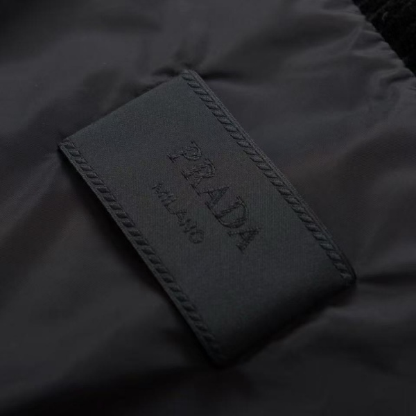 PRADA プラダ コピー コーデュロイ ダウンベスト スタンドカラー トライアングルロゴ ブラック ユニセックス