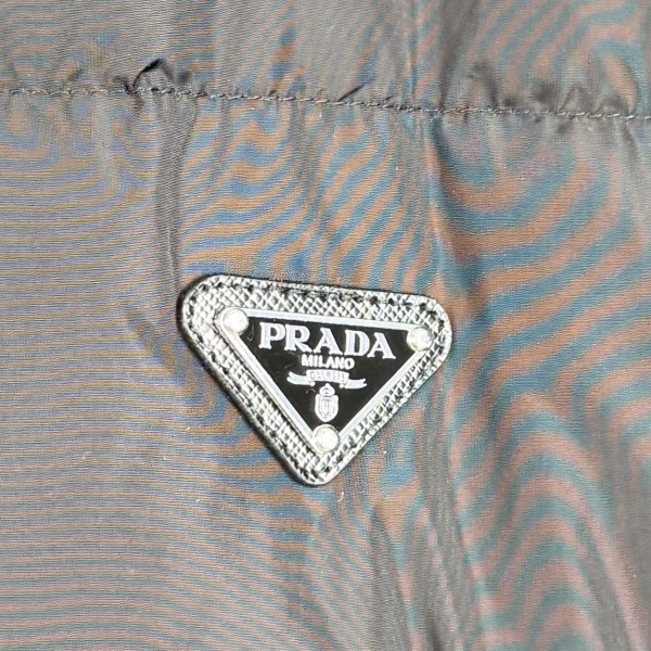 PRADA プラダ コピー トライアングルロゴ スタンドカラー ダウンジャケット ブラック ジップアップ ユニセックス