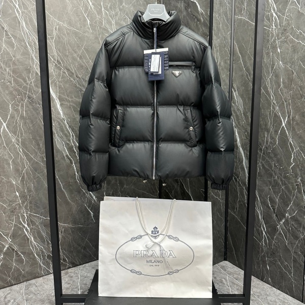 PRADA コピー プラダ テックレザー ダウンジャケット トライアングルロゴ スタンドカラー ブラック ユニセックス