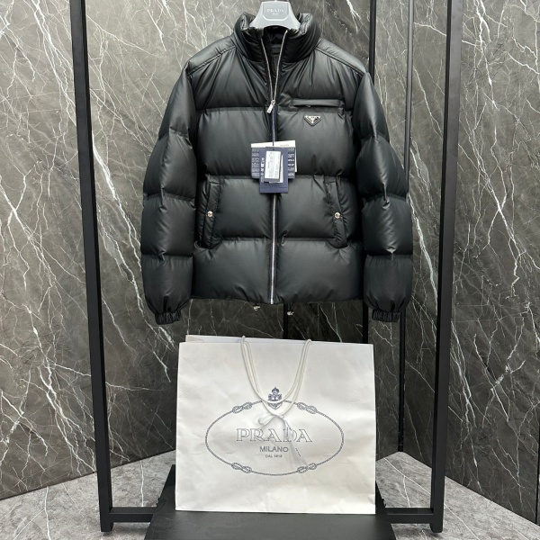PRADA コピー プラダ テックレザー ダウンジャケット トライアングルロゴ スタンドカラー ブラック ユニセックス