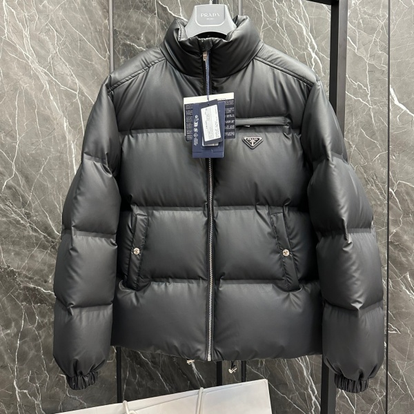 PRADA コピー プラダ テックレザー ダウンジャケット トライアングルロゴ スタンドカラー ブラック ユニセックス