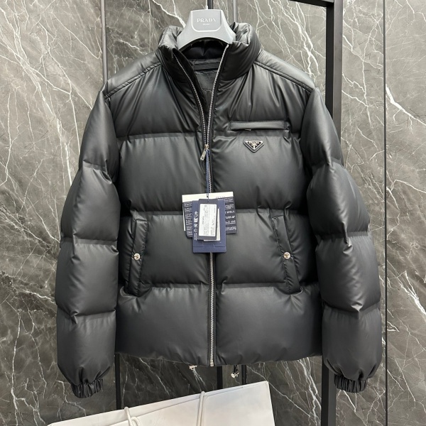 PRADA コピー プラダ テックレザー ダウンジャケット トライアングルロゴ スタンドカラー ブラック ユニセックス