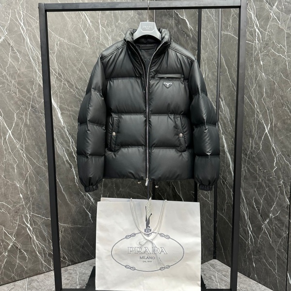 PRADA コピー プラダ テックレザー ダウンジャケット トライアングルロゴ スタンドカラー ブラック ユニセックス