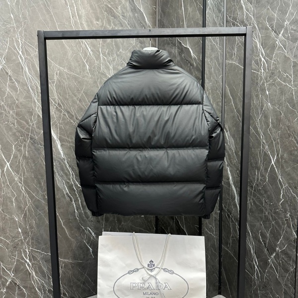 PRADA コピー プラダ テックレザー ダウンジャケット トライアングルロゴ スタンドカラー ブラック ユニセックス