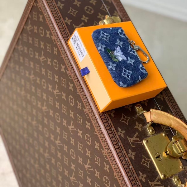 モノグラム デニム フラワー刺繍 LOUIS VUITTON ルイヴィトン コピー キーポーチ N級品 コインケース ミニポーチ ファスナー付き カラビナ 小物入れ