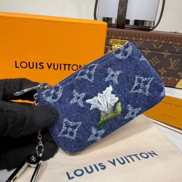 モノグラム デニム フラワー刺繍 LOUIS VUITTON ルイヴィトン コピー キーポーチ N級品 コインケース ミニポーチ ファスナー付き カラビナ 小物入れ