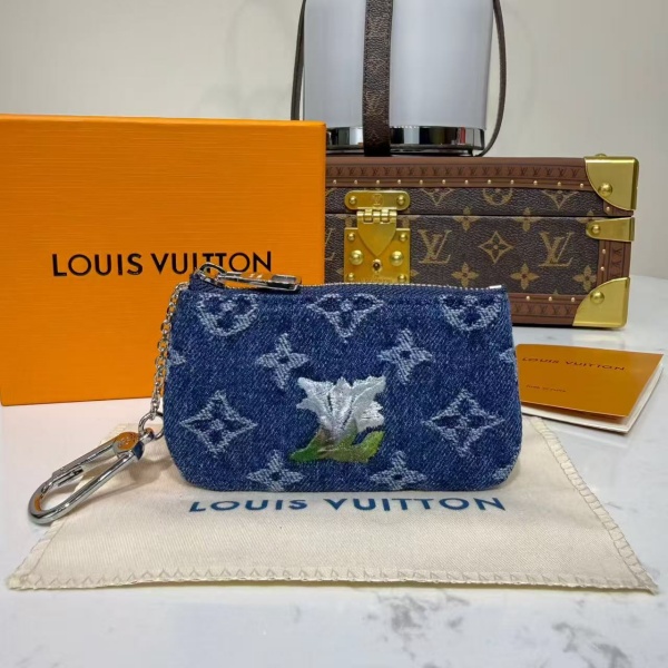 モノグラム デニム フラワー刺繍 LOUIS VUITTON ルイヴィトン コピー キーポーチ N級品 コインケース ミニポーチ ファスナー付き カラビナ 小物入れ