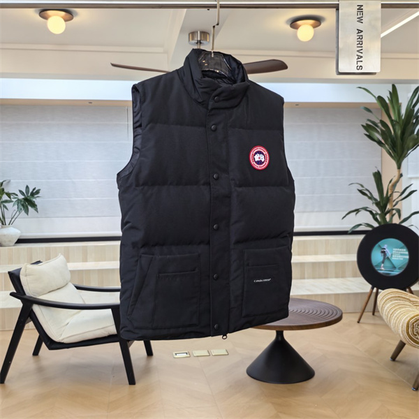 秋冬のシティカジュアルスタイル Canada Goose カナダグース コピー ダウンベスト 大型フロントポケット ミニマルデザイン