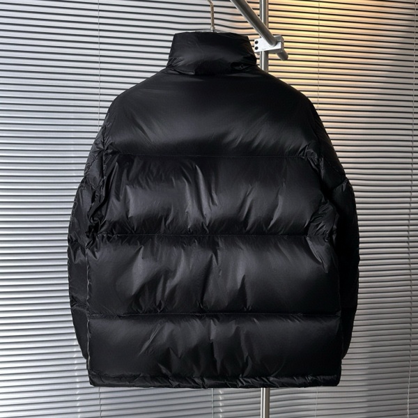 プラダ PRADA 激安 ダウンジャケット メンズ 立ち襟 三角ロゴ 90％ホワイトダックダウン 290g充填 厚手 防寒 防風 撥水 軽量 フルジップ 秋冬新作 アウター ブラック
