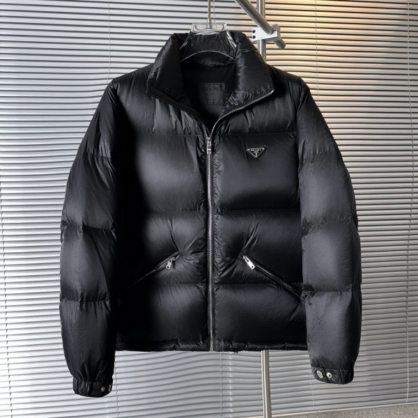 プラダ PRADA 激安 ダウンジャケット メンズ 立ち襟 三角ロゴ 90％ホワイトダックダウン 290g充填 厚手 防寒 防風 撥水 軽量 フルジップ 秋冬新作 アウター ブラック