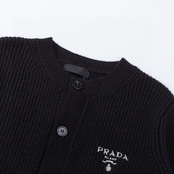 プラダ PRADA 激安 ニットカーディガン メンズ 2026秋冬新作 ウールニット クルーネック 刺繍ロゴ ボタン開閉 リブ編み 柔らかい 暖かい レギュラーフィット 長袖 セーター