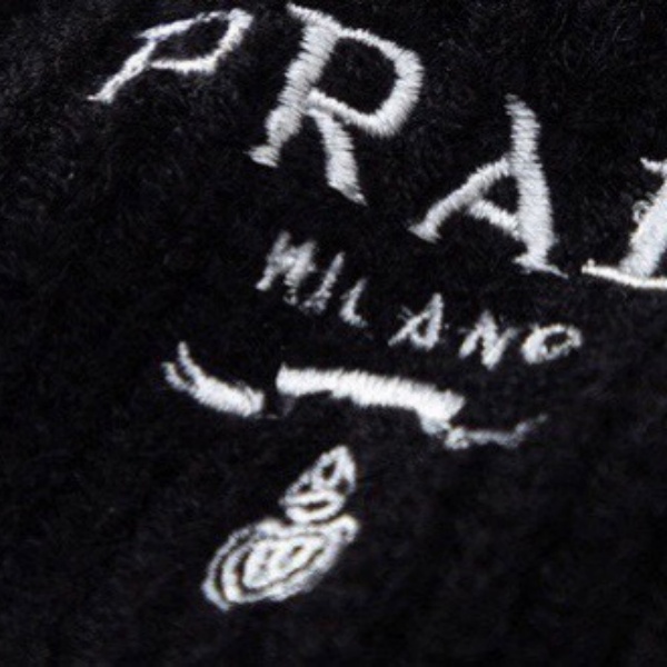 プラダ PRADA 激安 ニットカーディガン メンズ 2026秋冬新作 ウールニット クルーネック 刺繍ロゴ ボタン開閉 リブ編み 柔らかい 暖かい レギュラーフィット 長袖 セーター