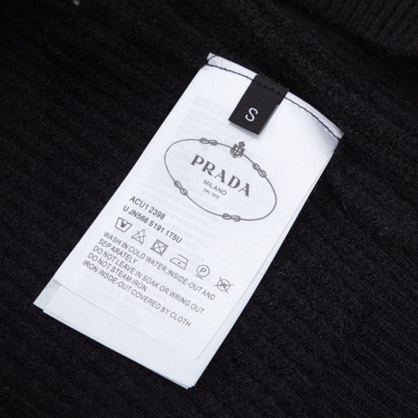 プラダ PRADA 激安 ニットカーディガン メンズ 2026秋冬新作 ウールニット クルーネック 刺繍ロゴ ボタン開閉 リブ編み 柔らかい 暖かい レギュラーフィット 長袖 セーター
