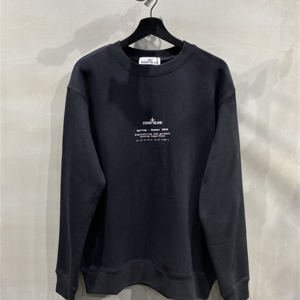 ブラックで魅せる大人ストリート STONE ISLAND ストーンアイランド コピー スウェットトレーナー 背面コンパスロゴ