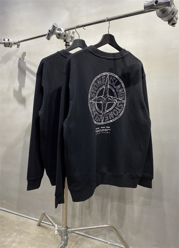 ブラックで魅せる大人ストリート STONE ISLAND ストーンアイランド コピー スウェットトレーナー 背面コンパスロゴ