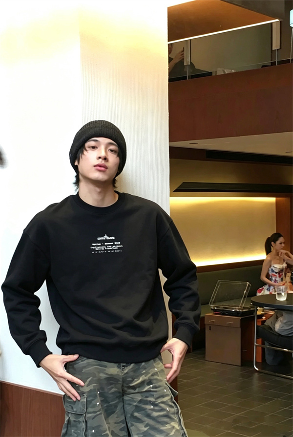 ブラックで魅せる大人ストリート STONE ISLAND ストーンアイランド コピー スウェットトレーナー 背面コンパスロゴ