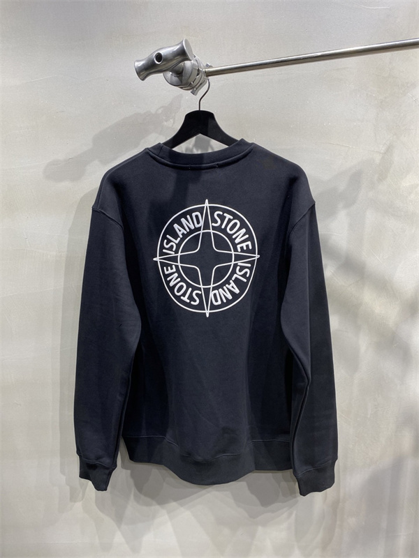 モノトーンで楽しむ休日コーデ STONE ISLAND ストーンアイランド コピー 長袖トレーナー コンパス柄バックプリント
