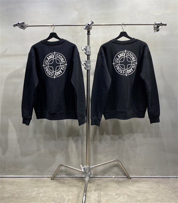 モノトーンで楽しむ休日コーデ STONE ISLAND ストーンアイランド コピー 長袖トレーナー コンパス柄バックプリント