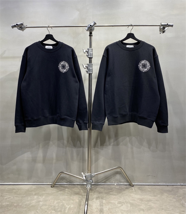 モノトーンで楽しむ休日コーデ STONE ISLAND ストーンアイランド コピー 長袖トレーナー コンパス柄バックプリント